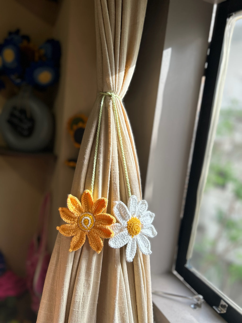 Daisy Curtain Tie, hand-crocheted by Mindori