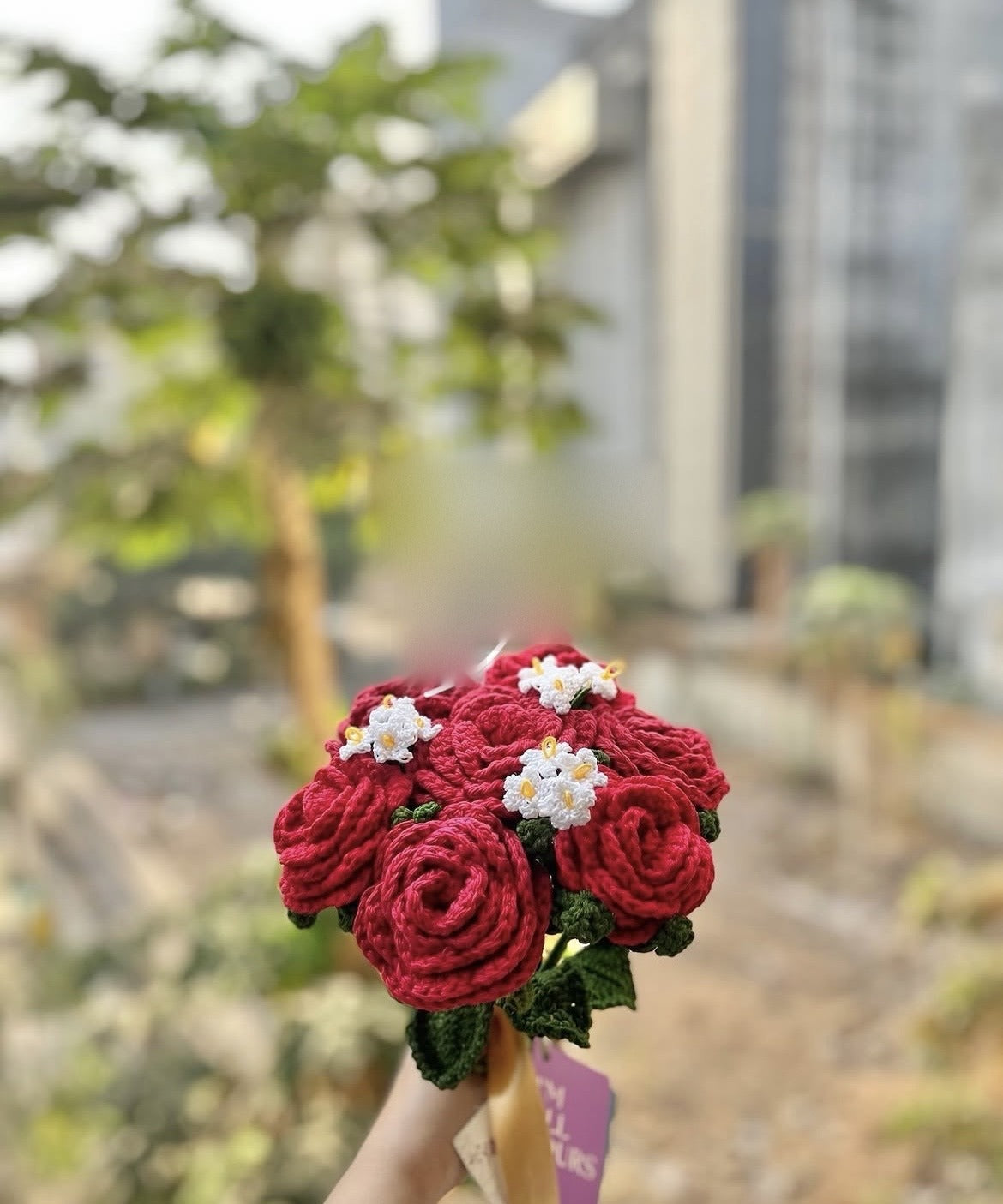 Red Roses & Jasmine, hand-crocheted by Mindori
